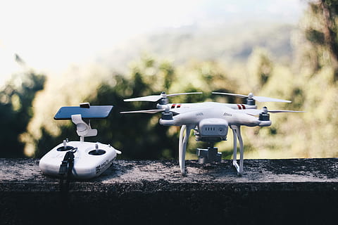 bianca, drone quadricottero, a distanza, superficiale, fotografia a fuoco, fuco, controllore, telecomando, Telefono, cellulare, nessuno, giorno, tecnologia, natura, veicolo aereo, futuristico, volante, giocattolo, mezzi di trasporto, all'aperto, robot, modo di trasporto, aereo, concentrarsi sulle conoscenze acquisite, luce del sole, temi fotografici, rappresentazione, sorveglianza, macchina fotografica - attrezzatura fotografica, 4K, CC0, dominio pubblico, privo di copyright