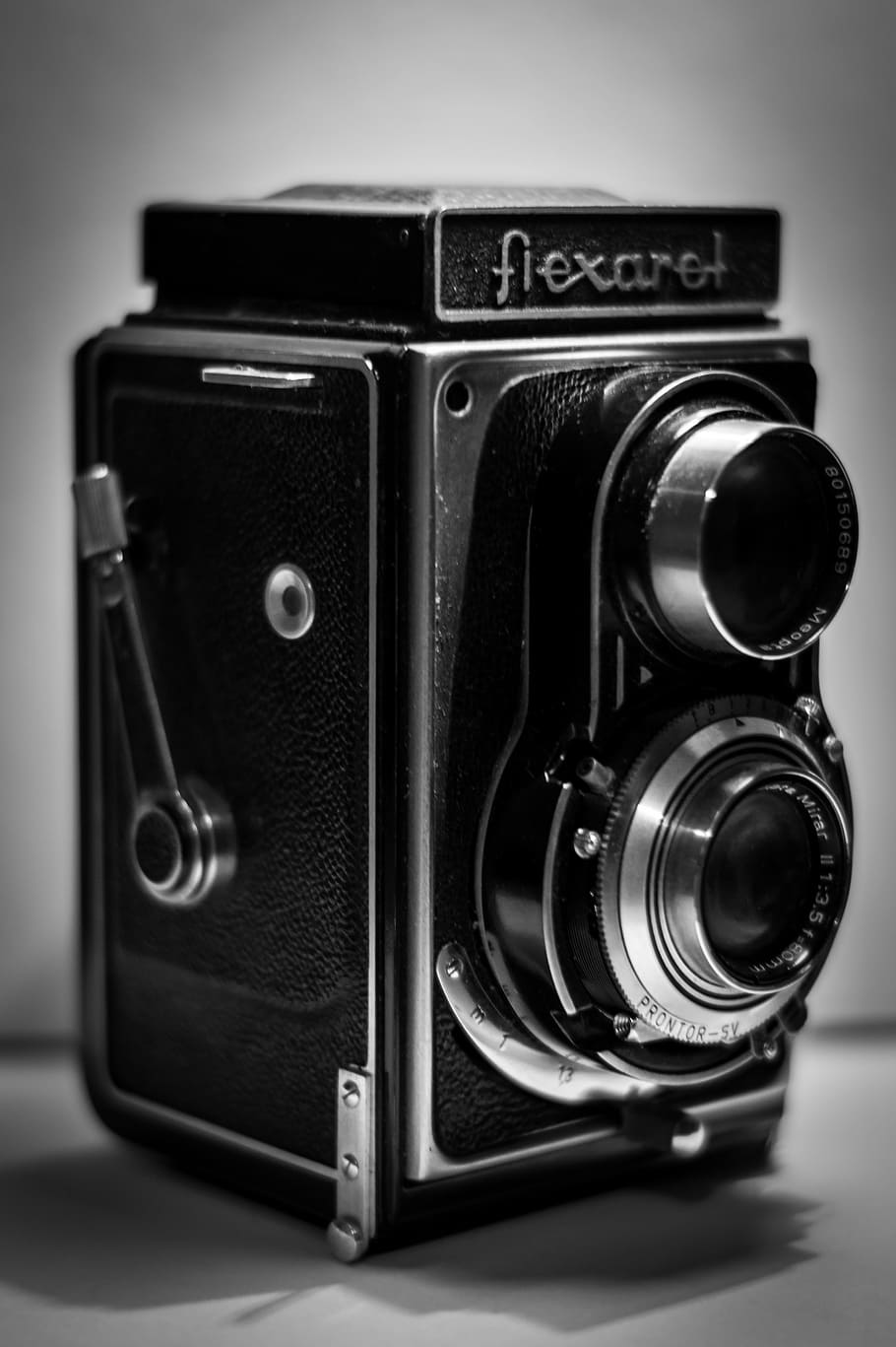 flexaret, càmera antiga, càmera, vell, pel·lícula, càmera de cinema, stredoformát, pel·lícula en blanc i negre, 120 mm, passat de moda, a l'interior, estil retro, cap gent, primer pla, càmera - equip fotogràfic, tecnologia, temes de fotografia, equip fotogràfic, natura morta, lent - instrument òptic, sol objecte, centrar-se en primer pla, tir de l'estudi, antiguitat, cultura i entreteniment artístic, música, càmera digital, taula, càmera slr, 5K