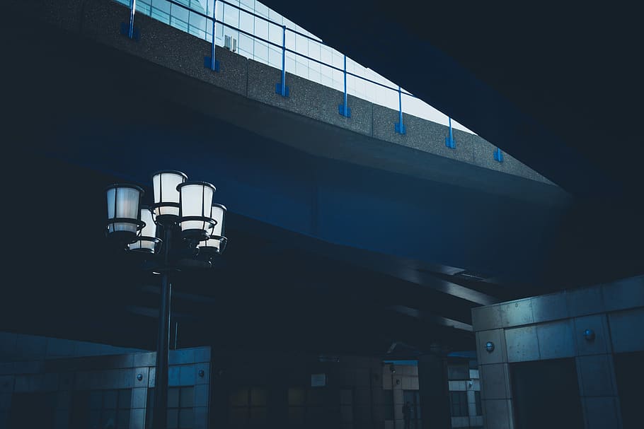 trasformato, lampada da pavimento, accanto, costruzione, nero, lampione, nube, grattacielo, strada, lampada, luce, futuristico, lanterna, metropolitana, città, blu, industriale, buio, Inquadratura dal basso, architettura, illuminato, struttura costruita, esterno dell'edificio, nessuno, attrezzatura per l'illuminazione, notte, natura, all'aperto, cartello, moderno, semaforo, sicurezza, cielo, telecamera di sicurezza, guida, 5K