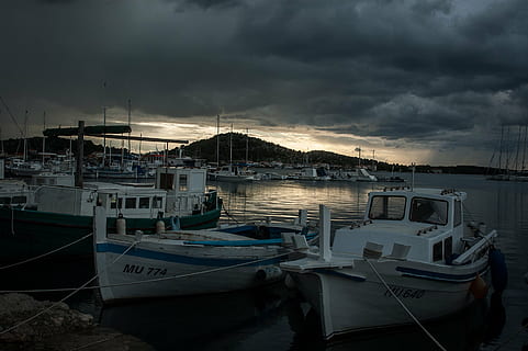 skyer, mørke skyer, skyer form, Sky, i skumring, tordenvejr, nautiske fartøj, transportmidler, vand, fortøjet, transportform, sky - himmel, himmel, hav, ingen mennesker, natur, havn, arkitektur, storm, solnedgang, afspejling, by, mole, skumring, udendørs, yacht, sejlbåd, marina, forankret, 2K, CC0, offentligt domæne, royaltyfrie