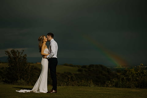 drammatico, nozze, buio, arcobaleno, amore, coppia, sposa, sposo, vestito da sposa, giovane adulto, lunghezza intera, in piedi, giovani donne, solidarieta, all'aperto, paesaggio, erba, donne, adulto, due persone, coppia - relazione, sposini, cielo, natura, emozione, campo, emozione positiva, bonding, terra, 5K, CC0, dominio pubblico, privo di copyright