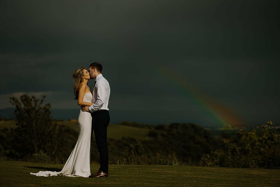 drammatico, nozze, buio, arcobaleno, amore, coppia, sposa, sposo, vestito da sposa, giovane adulto, lunghezza intera, in piedi, giovani donne, solidarieta, all'aperto, paesaggio, erba, donne, adulto, due persone, coppia - relazione, sposini, cielo, natura, emozione, campo, emozione positiva, bonding, terra, 5K