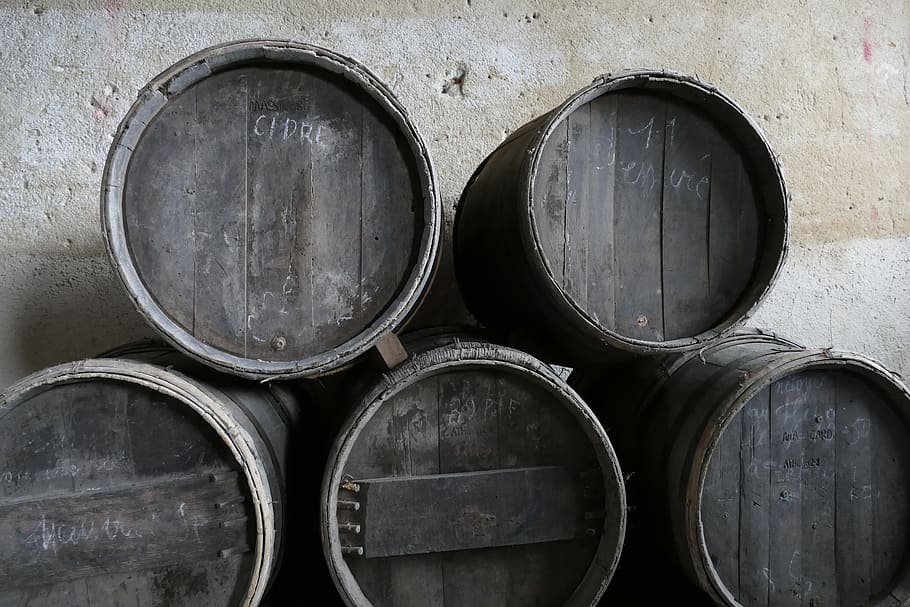 tones, barril, vi, sidra, alcohol, guardar, madura, llevats, cilindre, cercle, barrica de vi, cap gent, a l'interior, forma geomètrica, natura morta, metall, Celler, forma, pila, grup d'objectes, elaboració de vins, beure, refresc, concret, 5K