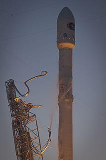 SpaceX, rachetă, zbor, vedere unghiulară joasă, cer, nici o persoana, înalt - înalt, natură, zi, turn, tehnologie, cablu, construită, metal, arhitectură, în aer liber, cer senin, electricitate, industrie, conexiune, pol, fabrică, stack de fum, alimentare electrică, echipament de constructie, 2K, CC0, domeniu public, fără drepturi de autor