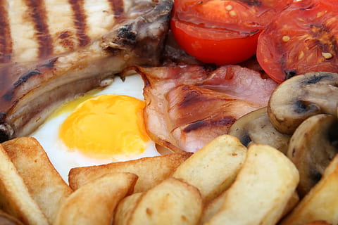 ou, patates fregides, tallar els tomàquets, bacó, pa, esmorzar, rostit, embolcallat, xips, colesterol, tallar, colorit, cuinar, profund, dieta, fer dieta, sopar, greix, menjar, francès, fresc, fregit, fregir, gammon, daurat, bo, graella, a la graella, pernil, salut, saludable, aïllat, dinar, carn, al matí, natural, nutrició, orgànic, carn de porc, vermell, restaurant, salsitxa, tomàquet, tomàquets, verdures, pes, blanc, groc, eix, menjar i beguda, frescor, alimentació saludable, primer pla, marc complet, benestar, llest per menjar, natura morta, a l'interior, cap gent, vegetals, fons, carn processada, ou fregit, 2K, CC0, domini públic, lliure de regalies