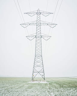 grå, metal el tårn, lav, engel syn, transmission tower, pylon, græs, kabel, elektricitet, frost, el-pylon, teknologi, forbindelse, Strømforsyning, brændstof og elproduktion, himmel, strømkabel, natur, ingen mennesker, Mark, jord, lav vinkel visning, arkitektur, skyfri himmel, bygget struktur, dag, miljø, udendørs, elektrisk komponent, 5K, CC0, offentligt domæne, royaltyfrie