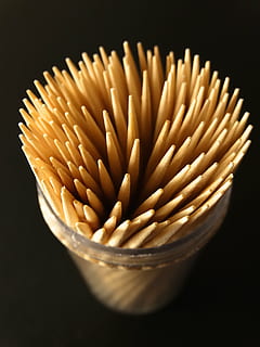 stuzzicadenti, appuntito, spinoso, girato in studio, in casa, sfondo nero, avvicinamento, grande gruppo di oggetti, natura morta, nessuno, abbondanza, cibo italiano, legno - materiale, fiammifero, pasta, fiamma, cibo crudo, freschezza, preparativi, ciotola, ripetizione, concentrarsi sulle conoscenze acquisite, spaghetti, 5K, CC0, dominio pubblico, privo di copyright