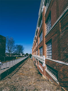 edificio in mattoni marroni, Marrone, calcestruzzo, costruzione, giorno, mattoni, finestre, sentiero, ferrovia, trasporto ferroviario, esterno dell'edificio, cielo, all'aperto, nessuno, architettura, struttura costruita, cielo sereno, natura, blu, mezzi di trasporto, finestra, luce del sole, direzione, barriera, pianta, recinto, ringhiera, 1080P, CC0, dominio pubblico, privo di copyright