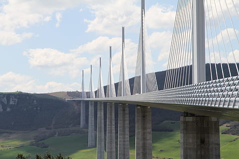 bílý, ocel, beton, most, krajinářské fotografie, mraky, design, inženýrství, Francie, most millau viadukt, nebe, ocelové a betonové konstrukce, mrak - nebe, architektura, stavba, Příroda, spojení, most - mužská konstrukce, přeprava, den, exteriér budovy, destinace, voda, slunečního světla, venku, cestovat, hora, architektonický sloup, 2K, CC0, veřejná doména, bez autorských práv