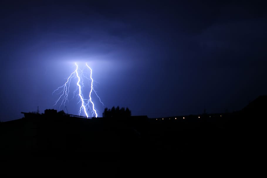 naturalesa, tempesta, categoria, llamps, ciutat, crepuscle, paisatge, vista, cel, núvols de tempesta, abans de la tempesta, tarda, Polònia, núvols, arbre, poble, vent, panorama, poder a la natura, poder, nit, núvol - cel, bellesa a la natura, llamps bifurcats, il·luminat, silueta, senyal d'advertència, cap gent, comunicació, signe, a l'aire lliure, arquitectura, 4K