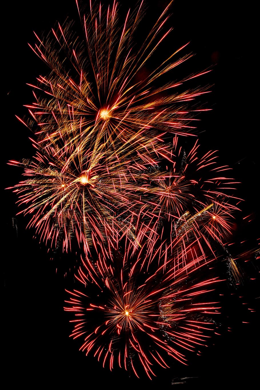 červený ohňostroj, ohňostroj, oslava, noc, barva, barvitý, exploze, nový rok, explozivní, večírek, světlo, slavit, chlap fawke, událost, svítí, pohyb, umělecká kultura a zábava, vybuchující, nízký úhel pohledu, řeřavý, dlouhé expozice, nikdo, nebe, ohňostroj - člověk dělal objekt, vícebarevné, Příroda, rozmazaný pohyb, hořící, jiskry, temný, 2K