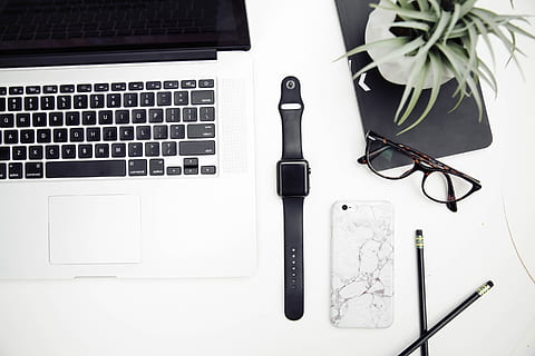 spaţiu, gri, din aluminiu caz de mere, ceas, negru, trupa de sport, cadru ochelari de soare, macbook, pro, laptop, calculator, browser-, cercetare, Afaceri, muncă, birou, mobil, telefon, gadget, ochelari de vedere, tehnologie, tehnologia fără fir, conexiune, comunicare, dispozitiv portabil de informații, nici o persoana, în interior, masa, tastatură, echipamente de calcul, ochelari, tastatura, stilou, culoare neagră, frunze, plantă de casă, 2K, CC0, domeniu public, fără drepturi de autor