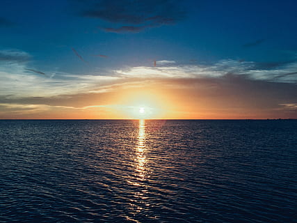 valo, meri, valjeta, luonto, ranta, pilviä, hämärä, ilta, valtameri, ulkona, heijastus, merimaisema, taivas, kesä, aurinko, auringonlasku, matkustaa, vesi, aallot, tyyneys, maisemat - luonto, rauhallinen kohtaus, kauneus luonnossa, horisontti veden yli, horisontti, pilvi - taivas, auringonvalo, idyllinen, ei ihmisiä, aallotettu, 2K, CC0, public domain, rojaltivapaa