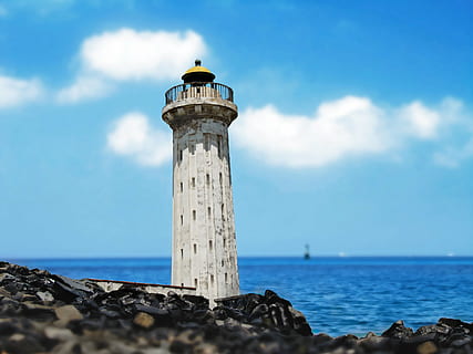 Weiß, Leuchtturm, Meer, Turm, alt, Gebäude, Ozean, felsige Küste, seelandschaft, maritim, Strand, Ufer, inaktiv, verlassen, heiter, Marine, sonnig, weiße Wolken, Tag, Tapete, gutes Wetter, verfallen, Reise, Leuchtfeuer, Rotes Meer, Wachturm, hoch, Blau, müßig, Himmel, Horizont, verwüsten, Felsen, Steine, Ägypten, Wasser, Sommer-, schäbig, Jahreszeit, flauschige Wolken, die Architektur, Sicherheit, verschwommen, Wetter, Riff, Navigation, Küste, wolke - himmel, Beratung, gebaute Struktur, Schutz, Rock - Objekt, Rock, Gebäudehülle, Richtung, Horizont über Wasser, solide, Natur, keine Leute, draußen, 2K, CC0, gemeinfrei, lizenzfrei