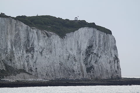 Dover, scogliere bianche, scogliere, mare, costa, sentiero, Inghilterra, Regno Unito, natura, sentiero costiero, acqua, porto dover, cielo, lontano, paesaggio, roccia, roccia - oggetto, scogliera, uccello, montagna, formazione rocciosa, giorno, terra, solido, scenics - natura, bellezza nella natura, la tranquillità, scena tranquilla, nessuno, all'aperto, scena non urbana, ambiente, eroso, gabbiano, 4K, CC0, dominio pubblico, privo di copyright