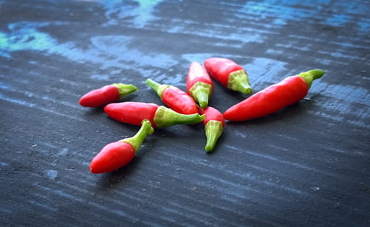 pippuri, punainen paprika, punainen, vihannes, soittokello, raaka, punamusta, orgaaninen, värikäs, mauste, ruoka, ruoka ja juoma, pöytä, tuoreus, asetelma, terveellinen ruokavalio, Chili, korkea kulma, hyvinvointi, sisällä, puu - materiaali, vihreä väri, ei ihmisiä, lähikuva, punainen chilipippuri, päivä, 2K, CC0, public domain, rojaltivapaa
