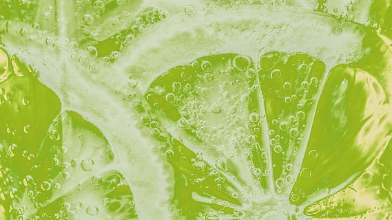 geschnitten, Grün, Zitrusfrüchte, Silhouette, Blase, Scheibe, Limette, Zitrone, gesund, Obst, Getränk, Saft, Vitamin C, Nahansicht, abstrakt, beschwingt, Vegetarier, vegan, Geschmack, Etikett, Sommer-, sauer, gesundes Essen, Frische, Essen und Trinken, Erfrischung, Lebensmittel, grüne Farbe, Wohlbefinden, Zitrusfrucht, Gemüse, Wasser, keine Leute, Studioaufnahme, Blatt, Trinkglas, Tonic Water, Kraut, schwarzer Hintergrund, Minzblatt - kulinarisch, 2K, CC0, gemeinfrei, lizenzfrei