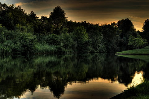 cos, aigua, verd, arbres, bosc, llac, reflexió, cel, fosc, vespre, naturalesa, hdr, arbre, escena tranquil·la, escenics, davant del mar, tranquil·litat, planta, bellesa a la natura, escenics - natura, escena no urbana, creixement, cap gent, color verd, idíl·lic, posta de sol, núvol - cel, llac de reflexió, 5K, CC0, domini públic, lliure de regalies