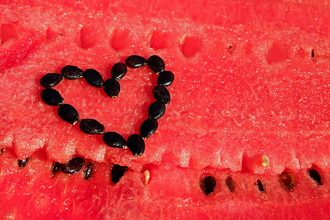 fermer, photo, graine de melon d'eau en forme de coeur, en forme de coeur, pastèque, graine de melon, fruit, rouge, pulpe, les noyaux, noir, cœur, romantique, Bienvenue, la chance, amour, ensemble, symbole de l'amour, été, peindre, personne, plein cadre, arrière-plans, aliments, Nourriture et boisson, fraîcheur, la graine, alimentation saine, à l'intérieur, bien-être, tranche, nature morte, fruits des baies, juteux, texturé, indulgence, mûr, tentation, 4K, CC0, domaine public, libre de droits