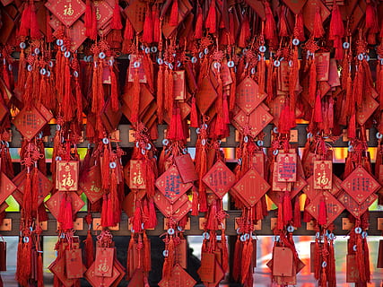 colgando, tradicional, estilo, gran grupo de objetos, rojo, abundancia, día, nadie, celebracion, mercado, fotograma completo, creencia, lugar de adoración, religión, aspiraciones, espiritualidad, al aire libre, festival, borla, año Nuevo Chino, linterna china, santuario, 4K, CC0, dominio público, libre de derechos