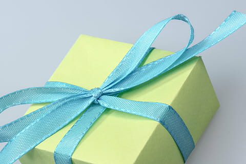 Geschenk, Paket, gemacht, Schleife, Paketschleife, Weihnachten, Weihnachtsdekoration, geben, Advent, verpackt, Geschenkverpackung, Überraschung, Geschenke, Muttertag, Kindergeburtstag, Geburtstag, Dekoration, Freude, bunt, Farbe, Band, Bogen, gebundener Bogen, Band - Nähartikel, Studioaufnahme, Feier, Kasten - Behälter, Papier-, Geschenkbox, keine Leute, drinnen, Geburtstagsgeschenk, Blau, Box, Geschenkpapier, Jahrestag, Emotion, türkisfarben, Blauer Hintergrund, 4K, CC0, gemeinfrei, lizenzfrei