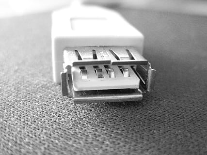 Weiß, grau, USB-Kabel, USB, Objekte, Computerwissenschaften, Nahansicht, selektiver Fokus, keine Leute, drinnen, Tabelle, Stillleben, Verbindung, einzelnes Objekt, Metall, Technologie, Ausrüstung, Kommunikation, kabellose Technologie, Kunststoff, Computerausrüstung, Muster, Fokus auf den Vordergrund, texturiert, Telefon, elektrische Ausrüstung, 2K, CC0, gemeinfrei, lizenzfrei