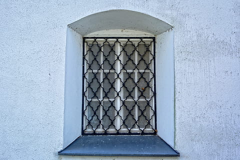 vindue, vinduesgitter, gitter, gammel, facade, rist, metal, væg, sikkerhed, smedejern, verschnörkelt, spærret vindue, ornament, arkitektur, stålnet, backup, bygning, hauswand, hjem, bygget struktur, bygning udvendig, dag, ingen mennesker, murbygningsfunktion, lukket, beskyttelse, mønster, udendørs, form, geometrisk form, hus, tæt på, design, beton, 4K, CC0, offentligt domæne, royaltyfrie
