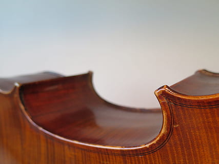 Cello, Frames, Musikinstrument, Saiteninstrument, klassisch, Musik-, Kunst, Kultur und Unterhaltung, drinnen, keine Leute, Studioaufnahme, Holz - Material, braun, einzelnes Objekt, Nahansicht, kopieren sie platz, farbiger Hintergrund, Antiquität, Musikausrüstung, klassische Musik, Geige, Fokus auf den Vordergrund, Einfachheit, Geheimnis, klassischer Stil, 4K, CC0, gemeinfrei, lizenzfrei