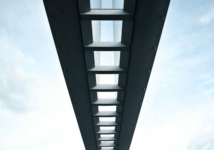 lav, vinkelfotografering, kabelbro, untitled, vej, bygning, struktur, arkitektur, bro, himmel, lav vinkel visning, bygget struktur, dag, sky - himmel, ingen mennesker, natur, udendørs, mønster, bro - menneskeskabt struktur, forbindelse, metal, bygning udvendig, geometrisk form, i en række, transportmidler, form, faldende perspektiv, direkte under, 5K