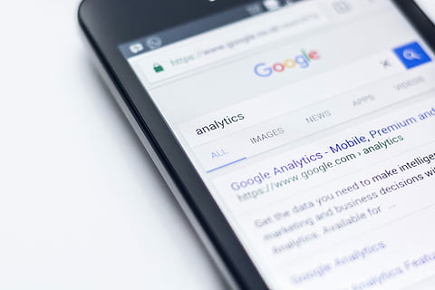 Smartphone, mostrando, site do google, analytics, Google, procurar, motor, captura de tela, telefone, local na rede Internet, tela, carta, símbolo, analítico, texto, produtos, empresa, escritório, finança, apresentação, tecnologia, tech, tiro do estúdio, fechar-se, tecnologia sem fio, ninguém, dentro de casa, roteiro ocidental, número, o negócio, comunicação, Internet, fundo branco, foco seletivo, ainda vida, tablet digital, visão de alto ângulo, Cortar fora, dados, 4K, CC0, domínio público, royalty free