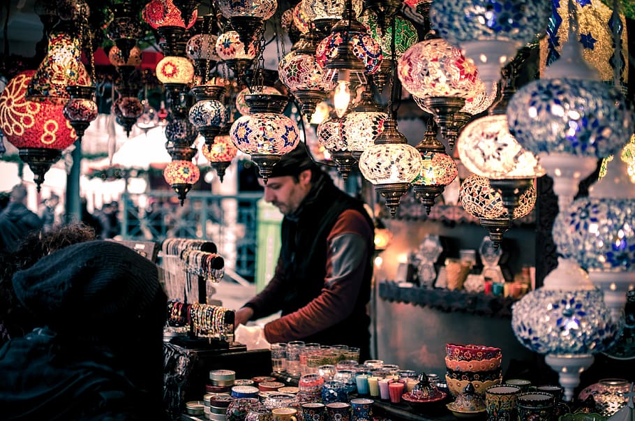 uomo, negozio di lampade, lampada, memorizzare, mercato, culture, souvenir, persone, bazar, bancarella, Istanbul, strada, Al dettaglio, abbondanza, scelta, una persona, metà adulto, persone reali, in vendita, attività commerciale, attrezzatura per l'illuminazione, grande gruppo di oggetti, variazione, in casa, esposizione al dettaglio, shopping, saldi, illuminato, uomini, stili di vita, piccola impresa, cliente, acquisto, bicchiere, 4K