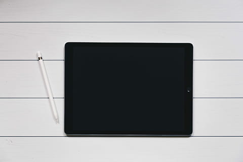 Platz, grau, ipad, Apfelstift, Weiß, schwarz, Nadelstreifen Hintergrund, gedreht, Tablette, Stift, Tabelle, von oben nach unten, Linie, Bleistift, Bildschirm, leeren, Platzhalter, Holz, aus, leer, erstellen, Künstler, groß, kreativ, schwarze Farbe, Technologie, Kommunikation, keine Leute, drinnen, Verbindung, kabellose Technologie, kopieren sie platz, Wandbau - Funktion, Gerätebildschirm, Berührungsempfindlicher Bildschirm, Stillleben, Bodenbelag, High Angle View, weiße Farbe, digitale Tablette, tragbares Informationsgerät, 2K, CC0, gemeinfrei, lizenzfrei