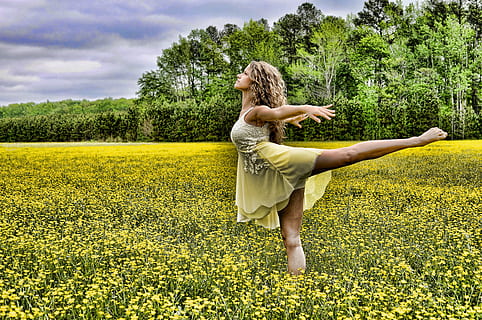 vrouw dansen, geel, koolzaad bloem veld, dag, danser, dans, veld-, jong, meisje, vrouw, stijl, mode, prestatie, modern, performer, beweging, poseren, dansen, ballet, een vrouw alleen, alleen vrouwen, volledige lengte, alleen volwassenen, vrijheid, een persoon, volwassen, boom, natuur, genade, fabriek, jonge volwassene, jonge vrouwen, schoonheid in de natuur, schoonheid, jurk, haar-, groei, vrijetijdsbesteding, groene kleur, kleding, mooie vrouw, kapsel, menselijke arm, lidmaat, buitenshuis, 4K, CC0, publiek domein, royaltyvrij
