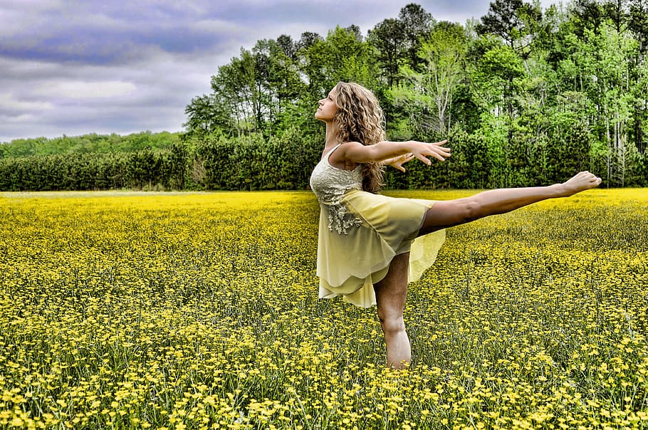 kvinde danser, gul, rapsfrø blomsterfelt, dagtimerne, danser, dans, Mark, ung, pige, kvinde, stil, mode, ydeevne, moderne, performer, bevægelse, udgør, ballet, kun en kvinde, kun kvinder, fuld længde, kun voksne, frihed, en person, voksen, træ, natur, nåde, plante, ung voksen, Kvinder, unge kvinder, skønhed i naturen, skønhed, kjole, hår, vækst, fritidsaktivitet, grøn farve, tøj, smuk kvinde, frisure, menneskelige arm, lemmer, udendørs, 4K