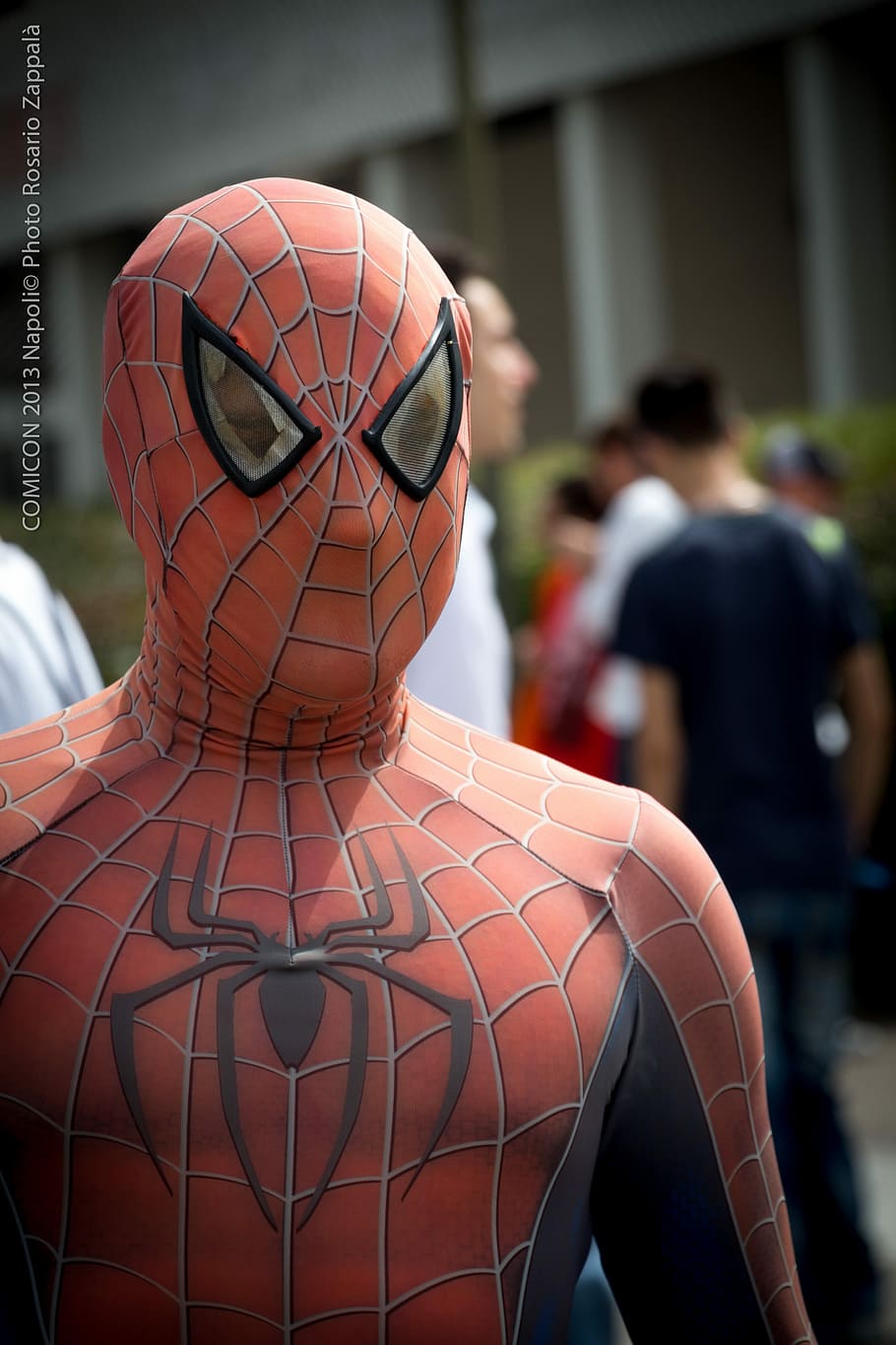 Spiderman. Home-aranya, comicon, comix, naples, centrar-se en primer pla, adult, arma, gent, només homes, només adults, vista del darrere, persones reals, persones incidentals, dia, activitat d'oci, estils de vida, homes, una persona, roba, retrat, patró, a l'aire lliure, primer pla, representació humana, tirada al cap, de peu, esport, 5K
