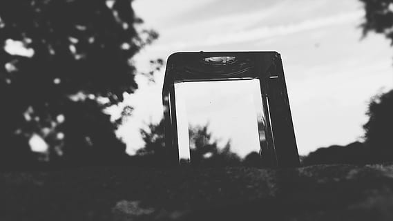 abstrakt, terning, afspejling, design, moderne, 3d, geometriske, abstraktion, geometri, sort og hvid terning, sort og hvid fotografering, bw, fotografering, himmel, lyse, grå, gråt landskab, dyb, landskab, terninger, terningfotografi, træ, plante, smart telefon, trådløs teknologi, natur, fotografering temaer, teknologi, fokus på forgrunden, meddelelse, bærbar informationsenhed, udendørs, dag, skærm, aktivitet, fotografere, ingen mennesker, mobiltelefon, silhuet, tæt på, 4K, CC0, offentligt domæne, royaltyfrie