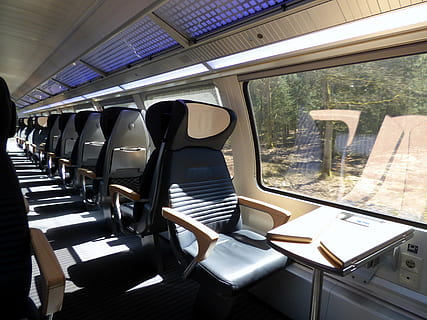 treno, scomparto, prima classe, carro, compartimento passeggeri, viaggio, posto a sedere, assenza, sedia, vuoto, finestra, nessuno, giorno, in casa, vetro - materiale, trasparente, luce del sole, sedile del veicolo, architettura, mezzi di trasporto, natura, interno del veicolo, modo di trasporto, di fila, trasporto ferroviario, lusso, 4K, CC0, dominio pubblico, privo di copyright