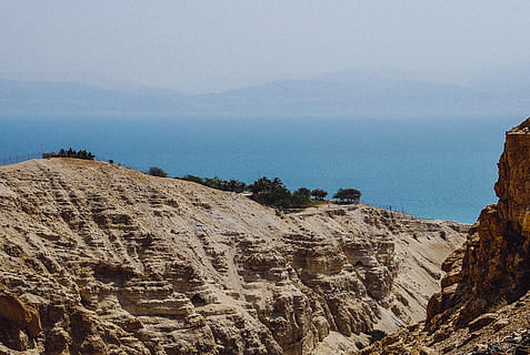 nebelig, Meereslandschaft, Wüstensand, Meer, Landschaft, Natur, szenen, Rock - Objekt, Küste, Cliff, keine Leute, draußen, Blau, Himmel, Strand, Horizont über Wasser, ruhige Szene, Schönheit in der Natur, Szenen - Natur, Rock, Ruhe, Berg, Felsformation, solide, Tag, Nicht-städtische Szene, Land, Wasser, Umgebung, idyllisch, Gebirge, Formation, Klima, trockenes Klima, 4K, CC0, gemeinfrei, lizenzfrei