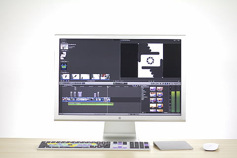 apple thunderbolt, slått, eple, datamaskin, enhet, tastatur, virksomhet, kontor, mus, vise, følge, elektronisk, teknologi, skjerm, dataskjerm, innendørs, kommunikasjon, ingen folk, LCD-skjerm, data-tastatur, elektronikkindustrien, moderne, data utstyr, bord, forbindelse, møbler, skrivebord, enhetsskjerm, stasjonær PC, trådløs teknologi, utstyr, puls spor, 5K, CC0, offentlig domene, opphavsrett gratis