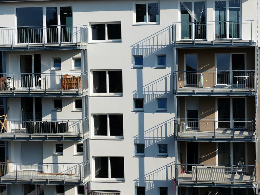 biały, beton, budynek, dzień, fasada, balkony, okno, architektura, Dom, mieszkanie, rezydencja, cień, światło, gra cieni, apartament, balkon, Osiedle, zbudowana struktura, na zewnątrz budynku, dzielnica mieszkaniowa, budynek mieszkalny, przemysł budowlany, scena miejska, własność domu, nowoczesny, na dworze, budynek - działalność, żadnych ludzi, pełna ramka, Miasto, tła, niski kąt widzenia, balustrada, Natura, światło słoneczne, klatka schodowa, schody i klatki schodowe, 4K