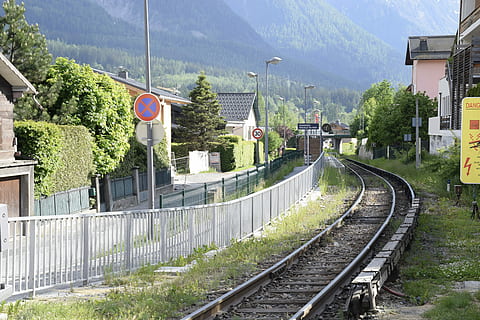 tren, tren, sine de tren, cai, trenuri, tren, șine, calea ferata, căi ferate, transport, călătorie, copac, zi, construită, în aer liber, exteriorul clădirii, arhitectură, urmări, transportul feroviar, Sina de cale ferata, plantă, natură, Munte, mijloc de transport, direcţie, nici o persoana, calea de urmat, clădire, oraș, transport public, diminuarea perspectivei, 5K, CC0, domeniu public, fără drepturi de autor