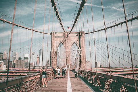 mennesker, gå, brooklyn bridge, dagtimerne, bro, himmel, Sky, bygninger, hegn, bro - menneskeskabt struktur, arkitektur, bygget struktur, forbindelse, hængebro, by, turisme, gruppe af mennesker, rejsemål, rejse, transportmidler, bygning udvendig, voksen, ingeniørarbejde, dag, udendørs, bybilledet, 5K, CC0, offentligt domæne, royaltyfrie