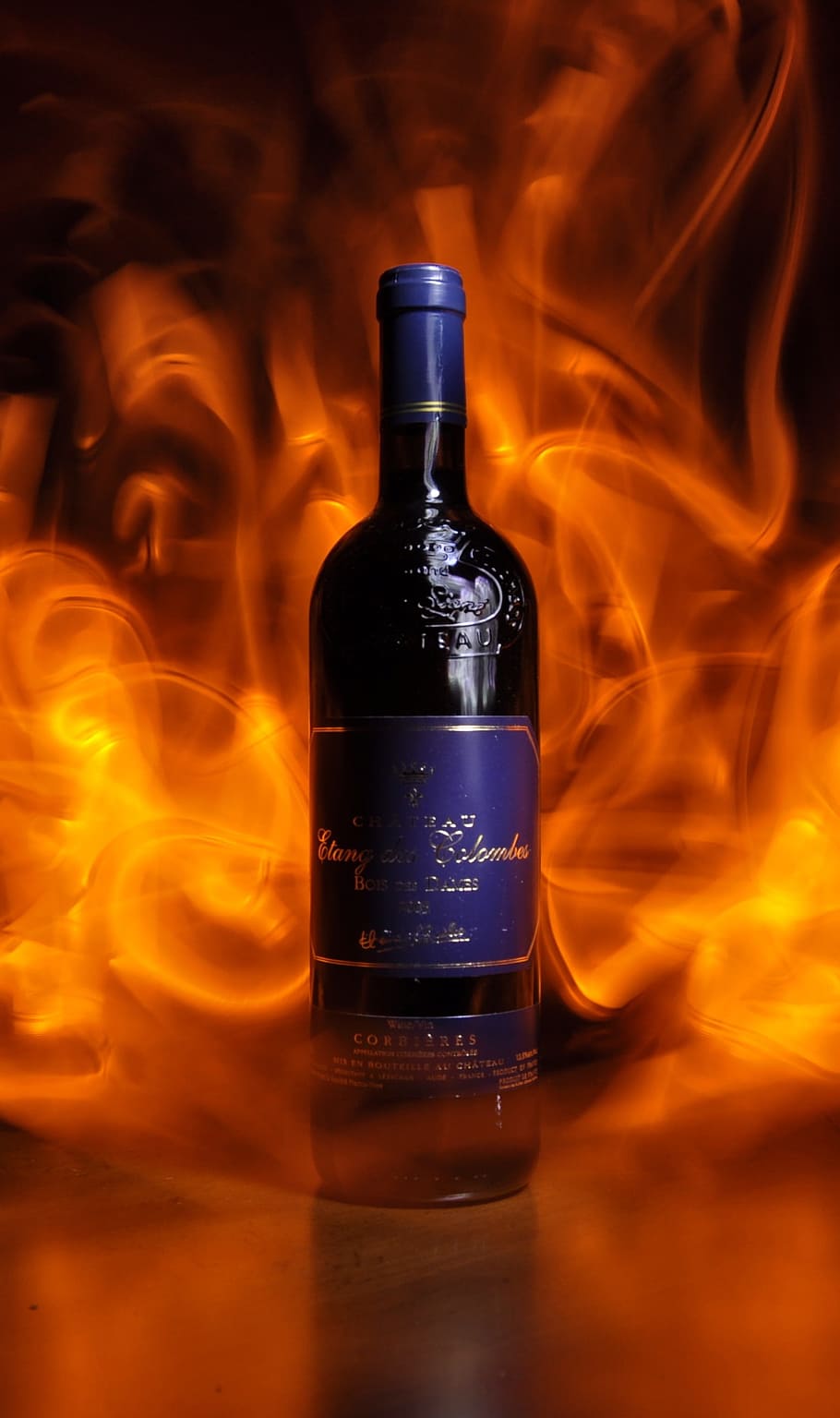 vin, flaske, flammer, ild, lys maleri, brænding, brand - naturligt fænomen, beholder, alkohol, varme - temperatur, forfriskning, drikke, mad og drikke, flamme, vinflaske, bevægelse, studio skud, ingen mennesker, eksploderer, tæt på, indendørs, husholdningsudstyr, enkelt objekt, glas, helvede, lyse, nedrevet, 2K