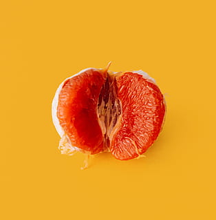geschälte Pampelmusenfrucht, geschälte Tomate, Orange, Obst, Segment, Grapefruit, Blutorange, Essen und Trinken, gesundes Essen, Lebensmittel, Studioaufnahme, Wohlbefinden, Frische, rot, farbiger Hintergrund, Nahansicht, einzelnes Objekt, drinnen, keine Leute, Kreuzung, Scheibe, gelber Hintergrund, Gelb, Stillleben, kopieren sie platz, orange Farbe, reif, orange Hintergrund, 2K, CC0, gemeinfrei, lizenzfrei