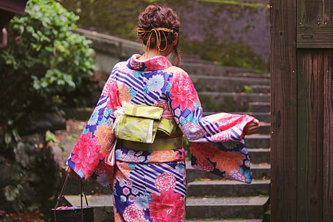žena na sobě kimono, žena, kimono, Japonsko, ženy, japonská kultura, gejša, japonský etnický původ, kyoto city, lidé, prefektura kyoto, kultur, gionu, jedna osoba, žen, venku, tradiční oblečení, yukata, gejša ve výcviku, Asie, zpětný pohled, pouze jedna žena, pouze ženy, dospělý, životního stylu, oblečení, roucho, skutečných lidí, tři čtvrtletí, zaměřit se na popředí, den, volnočasové aktivity, mladého dospělého, stojící, květinový vzor, účes, 1080P, CC0, veřejná doména, bez autorských práv