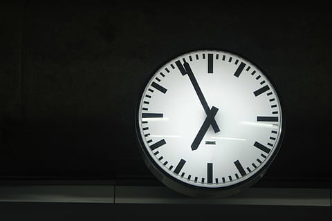 bianca, nero, orologio analogico, tempo, orologio, sera, notte, giorno, Sette, sei, numero, comporre, secondo, minuto, simbolo, ticchettio, treno, quadrante, mano minuta, colore nero, in casa, cerchio, forma, forma geometrica, singolo oggetto, nessuno, copia spazio, girato in studio, strumento del tempo, semplicità, Scadenza, avvicinamento, moderno, buio, orologio da parete, sfondo nero, controllando l'ora, color argento, 4K, CC0, dominio pubblico, privo di copyright