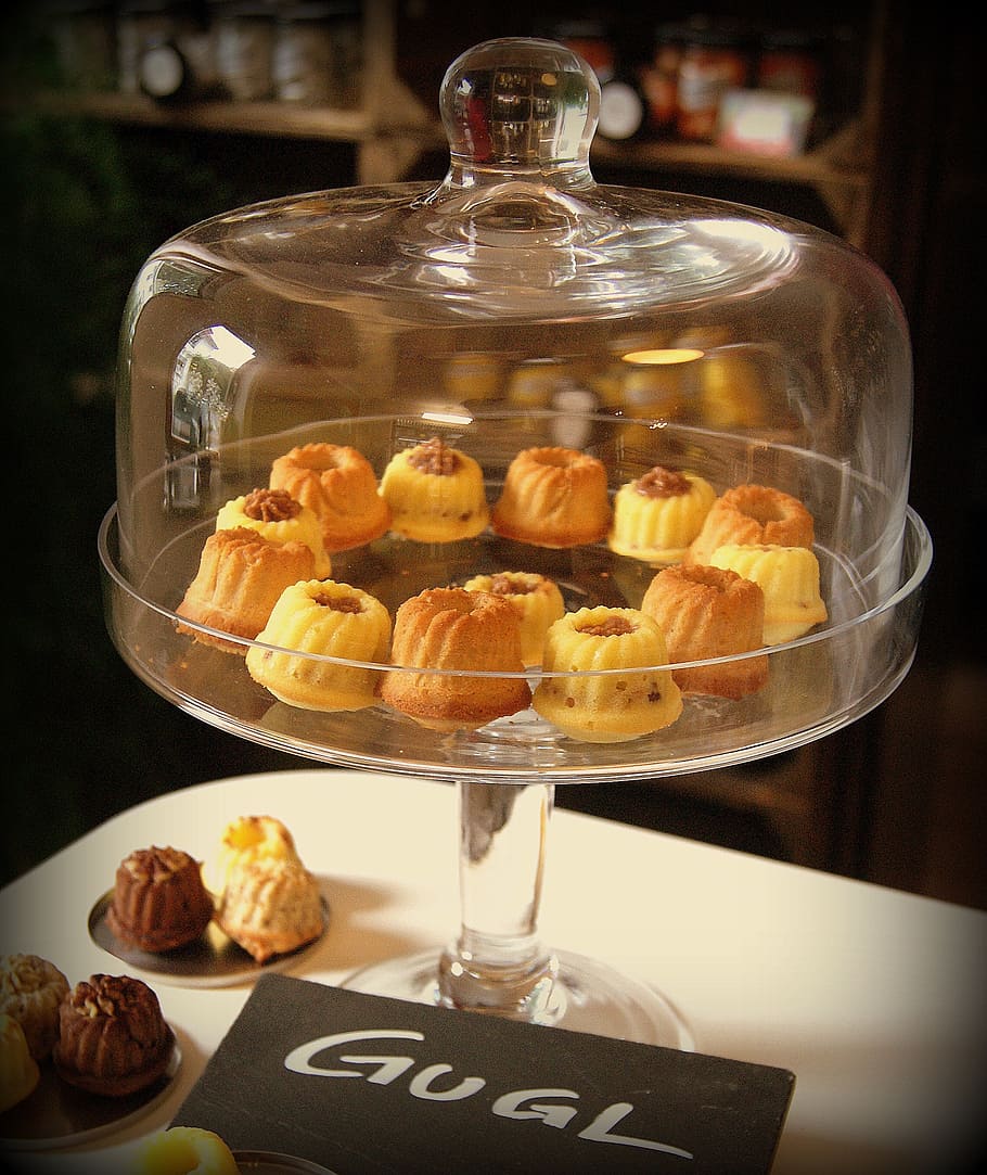 gugl, pastís, enfornar, deliciós, cloche de vidre, sucre, caramels, menjar, menjar i beguda, al forn, frescor, menjar dolç, cap gent, taula, indulgència, a l'interior, transparent, natura morta, dolç, llest per menjar, vidre - material, postres, primer pla, contenidor, menjar poc saludable, cakestand, vidre, berenar, temptació, element de pastisseria al forn, menjar francès, 2K