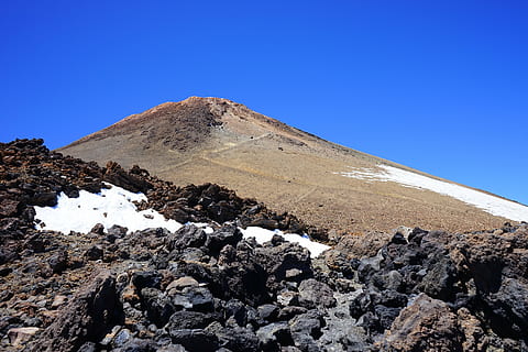 teide, volkan, dağ, zirve, lav, lav akışı, bazalt, pomza taşı, Pico del Teide, teyde, teide milli parkı, tenerife, Kanarya Adaları, 3718 m, 3718 metre, 3718, gökyüzü, doğa, doğada güzellik, gün, peyzaj, manzaralar - doğa, mavi, çevre, katı, seyahat, insansız, açık hava, Kaya, kaya - nesne, kentsel olmayan sahne, arazi, seyahat yerleri, sakin sahne, huzur, açık havada, dağ zirvesi, iklim, 5K, CC0, kamu malı, telif ücretsiz