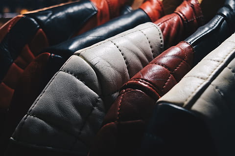 braunes Lederpolster, selektiv, fokus fotografie, gehängt, Lederbekleidung, Nahaufnahme Fotografie, Lederjacken, Leder, Mantel, Jacke, Boxen, Sporthandschuh, Sport, Stanzen, keine Leute, Stapel, große gruppe von gegenständen, Nahansicht, Tag, drinnen, Kleidung, Stillleben, Wahl, Variation, Mode, rot, Textil-, Hintergründe, Vollbild, schwarze Farbe, Verkauf, in einer Reihe, selektiver Fokus, Möbel, Geschäft, Luxus, 5K, CC0, gemeinfrei, lizenzfrei