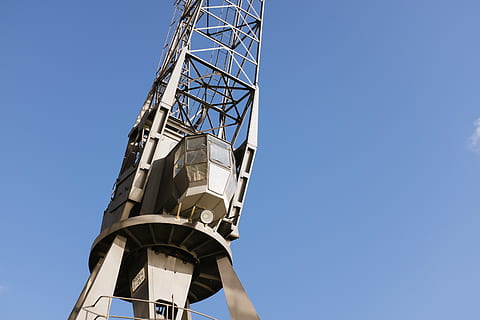 gammal hamnkran, gamla hamnen, hamnkran, industri, himmel, blå, torn, arkitektur, byggd struktur, lågvinkelvy, byggnad exteriör, dag, klar himmel, metall, natur, inget folk, solig, utomhus, kopiera utrymme, maskineri, solljus, teknologi, hög - hög, säkerhet, global kommunikation, 4K, CC0, offentligt domän, royaltyfria